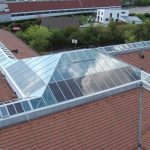 Tageslicht und Photovoltaik kombiniert: LAMILUX hat in die passivhaustaugliche Glasdachkonstruktion LAMILUX CI-System Glasarchitektur PR60energysave semi-transparente Dünnschichtmodule integriert.
