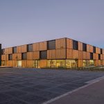 WeFez II: Das neue Werkstätten- und Fertigungszentrum von baierl + demmelhuber mit Kielsteg-Dach