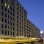 Durch die umfangreiche Sanierung wurden im dicht bebauten Zentrum von Berlin moderne Büroflächen mit historischem Bezug geschaffen.