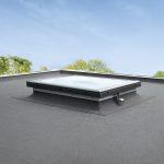 Die neue Ausführung des Velux Flachdach-Fensters mit Flachglas fügt sich besonders harmonisch ins Dach ein.