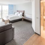 Die Hotel-Zimmer sind modern, großzügig  und mit viel Liebe zum Detail gestaltet und auch die hellen Bäder entsprechen in allen Belangen dem Drei-Sterne-Plus-Komfort des Hauses.