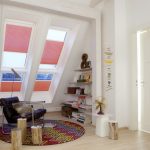 Dank einer Systemlösung von VELUX mit vier Dachfenstern fällt viel Sonnenlicht auf die Leseecke, die die ganze Familie zum Schmökern oder Vorlesen nutzt.