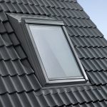 Mit dem neuen Aufkeilrahmen bietet Velux eine rundum optimierte Lösung für mehr Kopffreiheit und damit auch mehr Wohnfläche mit voller Stehhöhe im Dachgeschoss.