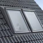 Der neue Velux Aufkeilrahmen ist auch als Variante für die Kombination von zwei oder drei nebeneinander liegenden Velux Dachfenstern ohne Rücksprung verfügbar. Hierbei werden die Dachfenster in einem Abstand von zehn Zentimetern eingebaut. So bleibt ausre