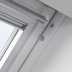 Eine Verschlusshülse im oberen Bereich des Fensterrahmens ermöglicht es Eltern, die Schwingfunktion des Fensters bei Bedarf zu blockieren.