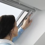 Eine Verschlusshülse im oberen Bereich des Fensterrahmens ermöglicht es Eltern, die Schwingfunktion des Fensters bei Bedarf zu blockieren.