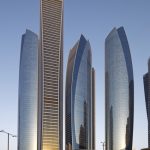 Die Etihad Türme in Abu Dhabi - ein Ensemble bestehend aus fünf Türmen, von denen drei aus einem mehrgeschossigen Sockel erwachsen.