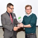 Manfred Ertl (rechts, Fa. Haderstorfer) nimmt den Sieger-Award von Dr. Gunter Mann (Marketingleiter Optigrün und Präsident FBB) entgegen