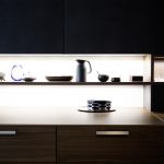 Licht bringt Leben in den Raum: Das sorgfältig entwi­ckelte Licht­konzept erzeugt in jeder LEICHT-Küche ein wohnliches Ambiente und wird u..a. zur wirkungsvollen Inszenierung von Nischen und offenen Regalen einge­setzt.