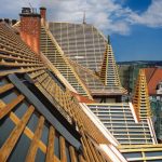 Sanierung einer historischen Dachlandschaft an einem Wohn- und Geschäftsgebäude in Konstanz