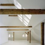 Die sichtbaren konstruktiven Hölzer verleihen dem Raum Struktur und unterstützen seinen ursprünglichen Charakter als Dachboden. Über die alte zweiläufige Treppe wurde der Dachraum erschlossen.