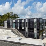 Laborgebäude auf dem Firmengelände der OTTO FUCHS KG in Meinerzhagen: Ein Gebäude, das seine „technische“ Funktion durch eine multifunktionale Gebäudehülle sichtbar werden lässt. Bemerkenswert ist die bauwerkintegrierte Photovoltaik (BIPV), die mit Ausnah