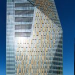 Die Kombination von senkrechten und geneigten Fassadenflächen prägt das geschliffene Design des obeliskförmigen Büroturms (Elementfassade Schüco UCC 65 SG).