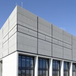 Auf einer Fläche von insgesamt 20.000 Quadratmetern verkleidet FACID die Fassaden am Flughafen Berlin-Brandenburg.