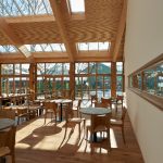 Der sonnendurchflutete Innenraum, in dem Holz, Glas und Naturstein in puristischer Form dominieren, bietet den Salus-Mitarbeitern eine erholsame und wohltuend entspannte Atmosphäre