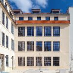Gebäude D war früher Teil der größten Nadelfabrik Europas und zeigt heute mit der detailgetreu erneuerten Fassade und den wiederverwendeten Fenstergittern klar die Herkunft des Gebäudes aus dem Industriebau an.