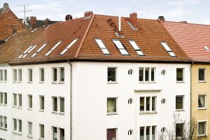 Das Dach des Mehrfamilienhauses aus dem Jahr 1938 in Hannover-Linden wurde mit zahlreichen Velux Fenstern ausgebaut.