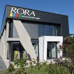 Das Unternehmen Rora Installationen präsentiert seinen neuen Erweiterungsbau weithin sichtbar mit moderner Aussendfassade.