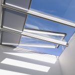 Das Velux Modulare Oberlicht-System verbindet Energieeffizienz mit elegantem Design und ermöglicht die großflächige Belichtung von Räumen unter dem flachen oder flachgeneigten Dach.