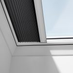 Nahezu alle innenliegenden Sonnenschutz-Produkte sind elektrisch und solar betrieben erhältlich. Das Design ist dabei sowohl bei Flachdach-Fenstern als auch bei Schrägdach-Fenstern einheitlich und klar.