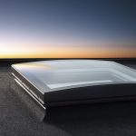 Das Velux Flachdach-Fenster Konvex-Glas überzeugt mit elegantem Design und fügt sich hervorragend in die Dächer von Wohngebäuden und Büros ein.