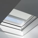 Das Velux Flachdach-Fenster Konvex-Glas kann mit Plissee, Wabenplissee und der Solar-Hitzschutz-Markise (von links nach rechts) von Velux kombiniert werden.