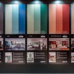 Fünf Farbgruppen mit jeweils drei Farbabstufungen, die alle harmonisch miteinander kombiniert werden können – das ist die Auswahl von LEICHT aus dem Spektrum von Les Couleurs® Le Corbusier. Auf einer Wand wurde das Farbkonzept und die Wirkung der einzelne