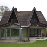 Das 1996 erbaute Einfamilienhaus in Gehrden erhielt einen neuen Wintergarten sowie eine Fußbodenheizung für das gesamte Erdgeschoss und eine neue Gas-Brennwert-Heizanlage.