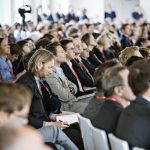 Beim 7. Daylight Symposium im Café Moskau in Berlin konnten 360 Teilnehmer zwei Tage lang interessanten Vorträgen und Diskussionen zum Thema „Gesunde & klimafreundliche Architektur – vom Wissen zur Praxis“ besuchen.