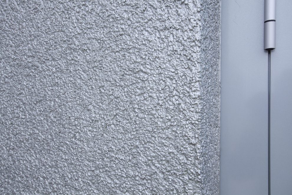 Die neue Metallic-Effekt-Beschichtung Knauf Fassadol Metallic verleiht Wänden innen wie außen einen individuellen metallisch glänzenden Charakter.