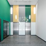 Einer der beiden separaten Eingangsbereiche zu den Büros (Türsysteme zu den Treppenräumen: Schüco ADS 75.SI).