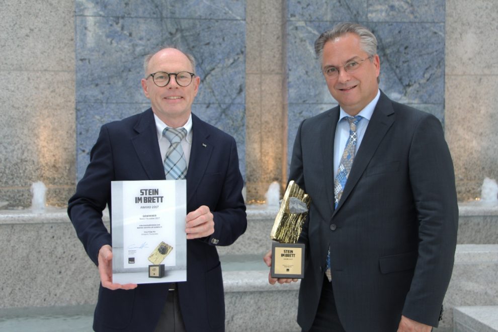 Top im Trockenbau: Mit großer Freude nahmen Jochen Wenzel (re.) und Peter Schmieder den „Stein im Brett“-Award für Knauf entgegen.