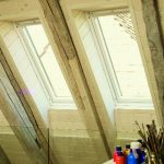 Die modernen Dachfenster fügen sich harmonisch in das rustikale Ambiente des denkmalgeschützten Gebäudes.