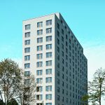 Das Objekt Lyoner Straße 30 in Frankfurt a. M. nach dem Umbau: Bodentiefe Fenstertüren verleihen dem Gebäude das Aussehen eines modernen Apartmenthauses.