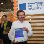 Nahm die Auszeichnung entgegen: Christian Thieme, Anwendungstechnik RZ | Besondere Auszeichnung für RZ X-Light Protect und RZ Turbo Protect Color beim Innovationspreis Architektur+Präsentation 2017 auf der EuroShop.