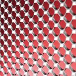 Fassadenbekleidung Streckmetall kombiniert mit Fassadenbahn Stamisol Color Rot