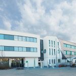 Über 250 Mitarbeiter beschäftigt die H-BAU Technik GmbH inzwischen an ihren drei Standorten in Deutschland. Den Hauptsitz im südbadischen Klettgau-Erzingen bezog das Unternehmen drei Jahre nach der Gründung im Jahr 1977 durch Gerhard Horstmann. Bis 2001 t