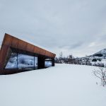 Das Gebäudedesign von Invit Arkitekter will in Form und Materialauswahl auf die umliegende Bergwelt anspielen.