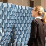Die acoustic brick wall RAUSONIC von REHAU ist ein zentrales Objekt der Ausstellung „Klangwelten“ in der Schweizer Baumuster-Centrale Zürich.
