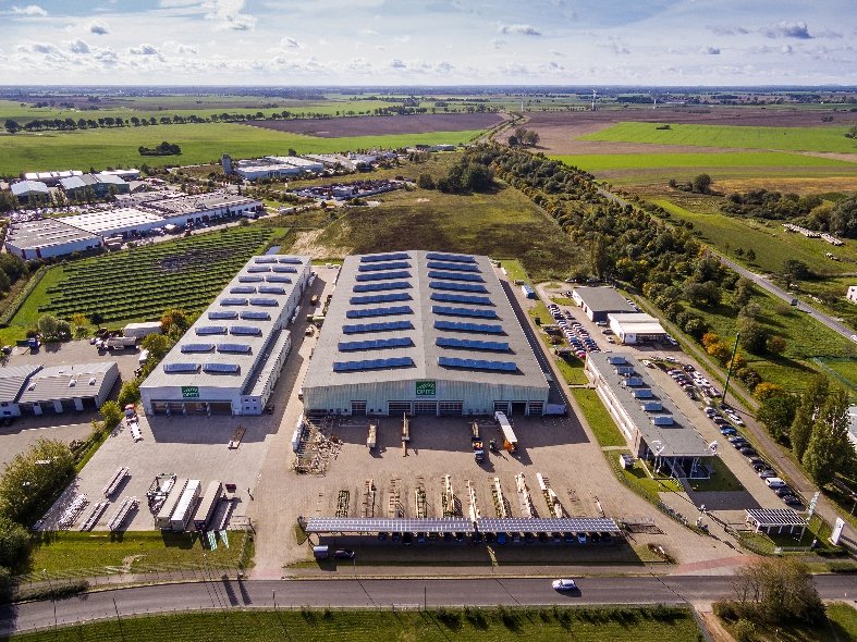 Opitz Holzbau in Neuruppin mit seinen Zukunftsfabriken: Knauf wird den Standort als Zentrum für vorgefertigtes, elementiertes Bauen weiter ausbauen.