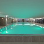 Wellnessbereich mit Schwimmbad im Hotel Prora Solitaire. Er ver-fügt über Fußbodenheizung, Lüftungsanlagen mit Wärmerückge-winnung und Luftentfeuchtung.