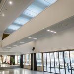 Das neue Herz der Schule: Die neue Pausenhalle mit dem von vier LAMILUX Glaselementen indirekt mit Tageslicht beleuchtete Steg.