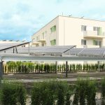 Die HOWOGE Wohnungsbaugesellschaft mbH vermietet im „Powerhouse“ in Berlin-Adlershof 128 Zwei- bis Vier-Zimmer-Wohnungen, die die Wärme für die Heizung und Warmwasser über Solarthermieanlagen und den Strom über Photovoltaikanlagen beziehen. Abgerundet wir