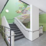 Farbenfrohes Treppenhaus