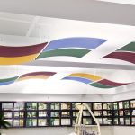 Farbige Canopys in einer Bibliothek