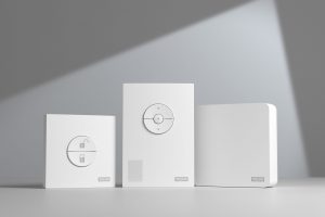 Das Velux Active Paket besteht aus drei Bestandteilen: Dem Außer-Haus-Schalter, dem Raumklima-Sensor und dem Internet Gateway als zentrales, verbindendes Element und Zugangspunkt zum Internet. Zudem kann man per App die Fenster, Rollläden und Markisen übe