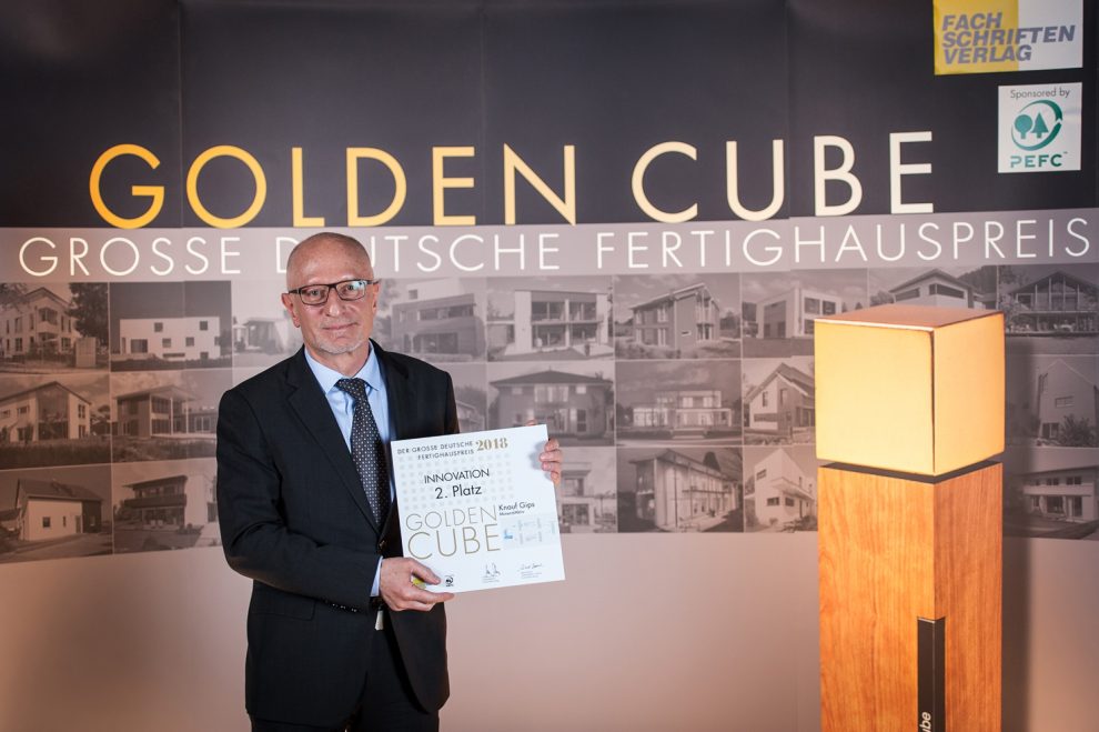 Das Fassadensystem Knauf MineralAktiv wurde beim „Golden Cube“ mit dem zweiten Platz in der Kategorie Innovation ausgezeichnet. Dieter Stauder, Leiter Marktmanagement Putz- und Fassadensysteme, nahm die Urkunde entgegen.