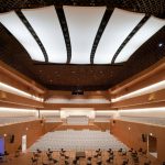 Hier spielt die Musik: Der neue Konzertsaal des Musikforums Ruhr in Bochum. Prägendes Element ist das fünfteilige Akustik-Deckensegel, das sowohl gestalterisch als auch akustisch überzeugt.