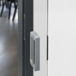 Die magnetische Schließung ermöglicht einen kontakt- und geräuschlosen Schließvorgang, der auf das gewünschte Schließverhalten der Tür individuell angepasst werden kann.