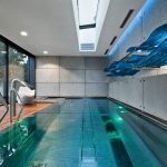 Indoor-Pool mit Outdoor-feeling: Schüco Schiebesysteme ermöglichen einen offenen Raum zwischen Schwimmbad und angrenzender Terrasse. Das Antriebssystem Schüco e-slide sorgt für höchsten Benutzerkomfort.